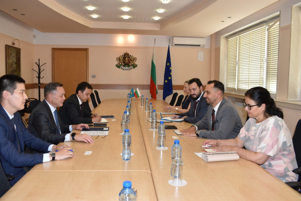 Министър Богданов и посланикът на Казахстан обсъдиха сътрудничество в производството на зелен водород