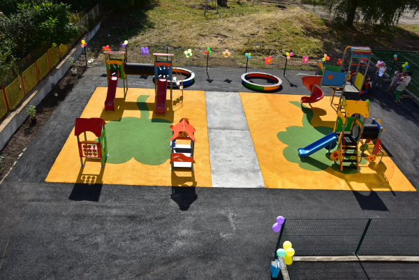 Осветиха новите детски площадки на ДГ „Детелина“ в Драговищица