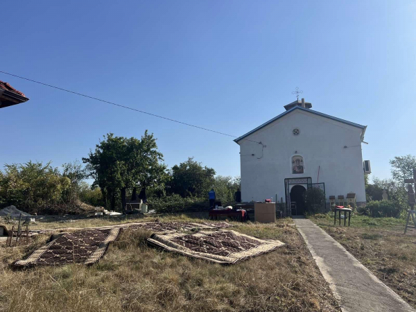 Граждани се включиха в почистването на храм „Свети Николай Мирликийски“, село Драговищица