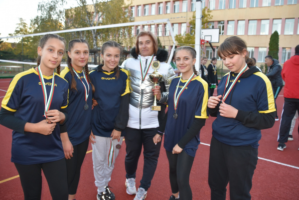 Отборът на Първо ОУ „Васил Левски“ спечели турнира по волейбол за момичета
