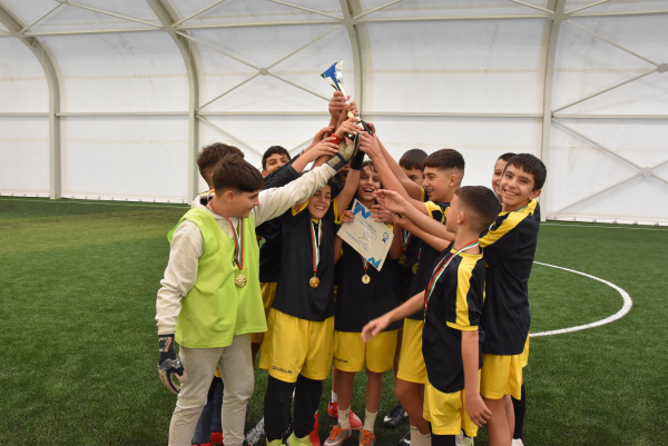 Отборът на СУ „Д-р Петър Берон” (Костинброд) спечели турнира по футбол за момчета от V до VII клас