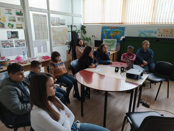 Децата от ДЦРДУ посетиха виртуално дома на Васил Левски
