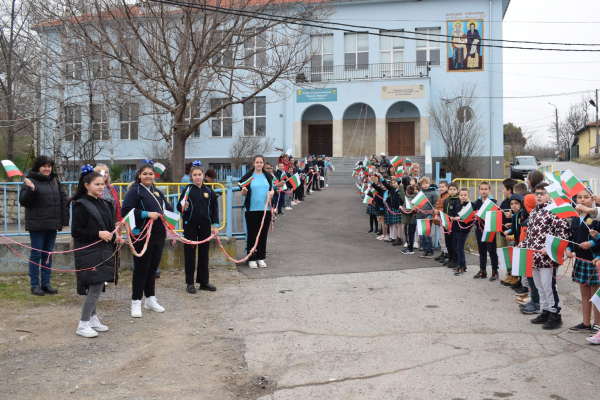 Ученици от Първо ОУ „Васил Левски“ изработиха най-дългата мартеница в Костинброд