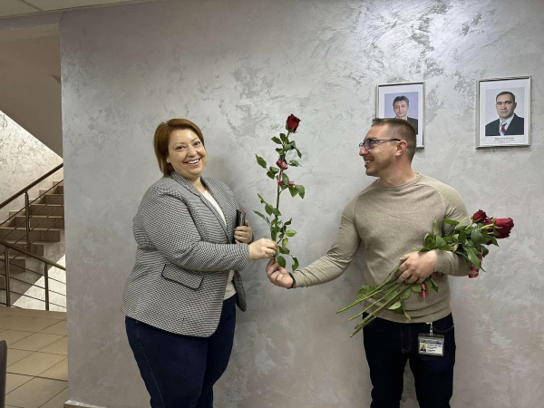 Мъжете от Общинска администрация-Костинброд подариха цветя на всички общински служителки
