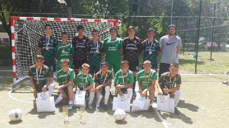 Отборът на ФК Драгоман с две купи от турнира по футбол на малки врати в с. Кранево
