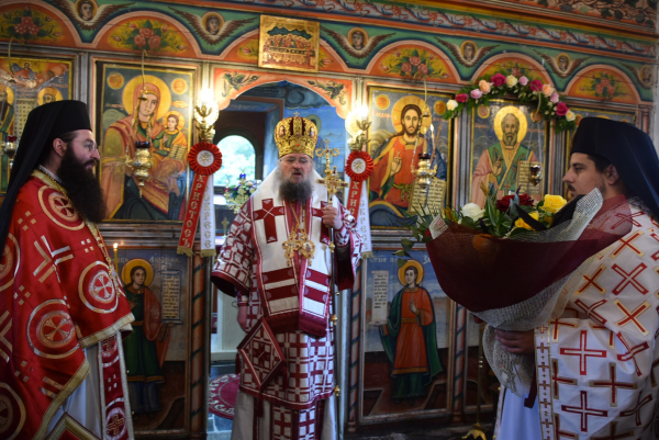 Врачанският митрополит Григорий отслужи литургия за обновление на храм „Св. Николай Мирликийски“ в Драговищица
