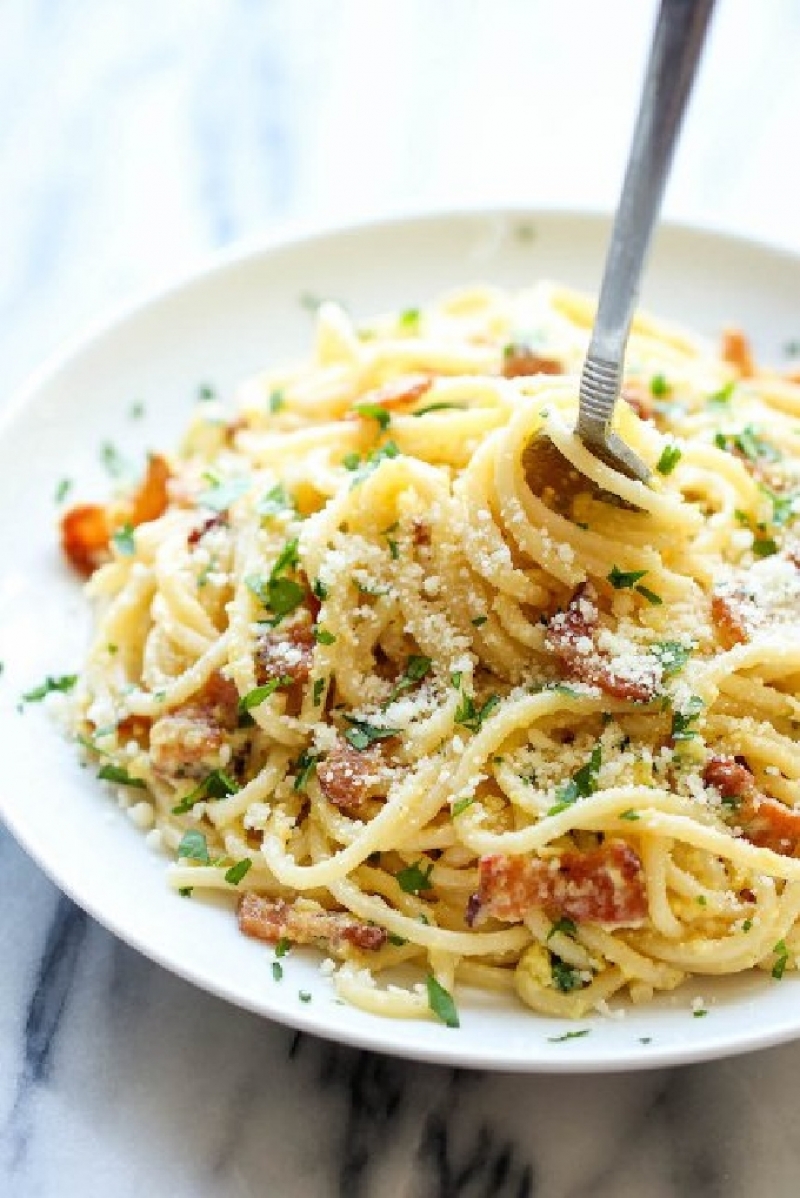 Спагети със сметана, бекон и жълтъци