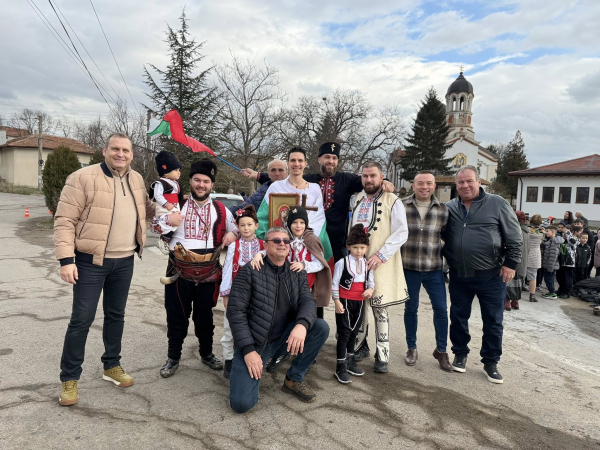 Георги Павлов „спаси“ богоявленския кръст от водите на река Блато в Костинброд (видео)