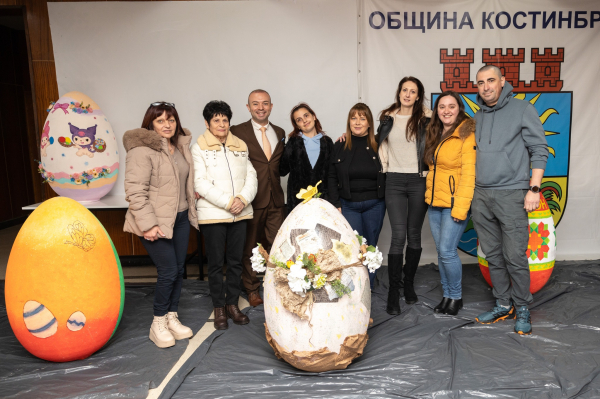 Цветна инициатива събра деца и жители в Костинброд за боядисване на великденски яйца