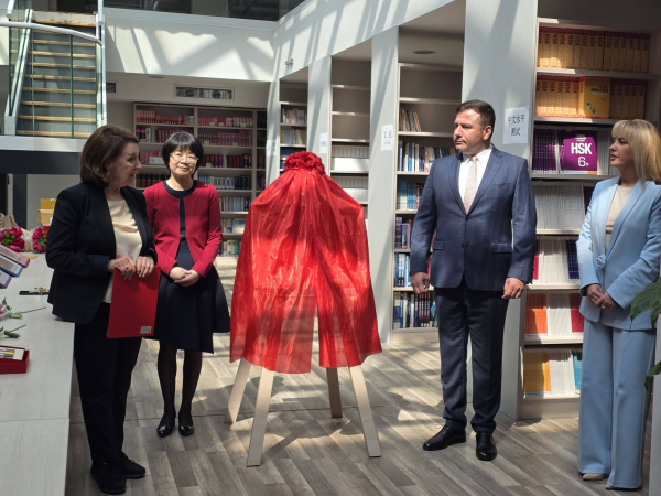 Откриха „Център за културата на божура“ в Институт „Конфуций“ в София