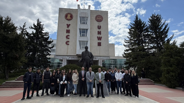 Ученици от СУ „Д-р Петър Берон“ посетиха УНСС в Световния ден на книгата