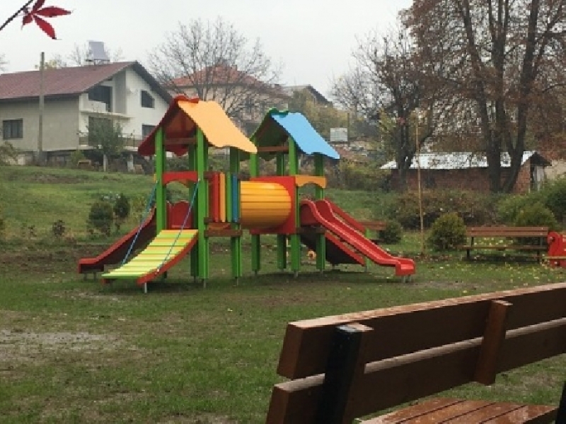 Вчера бе открита нова детска площадка в двора на НУ \'\'Христо Ботев\'\' в Годеч
