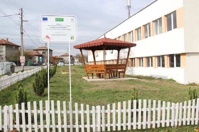 Община Драгоман реализира проект за облагородяване на околното пространство на поликлиниката в града