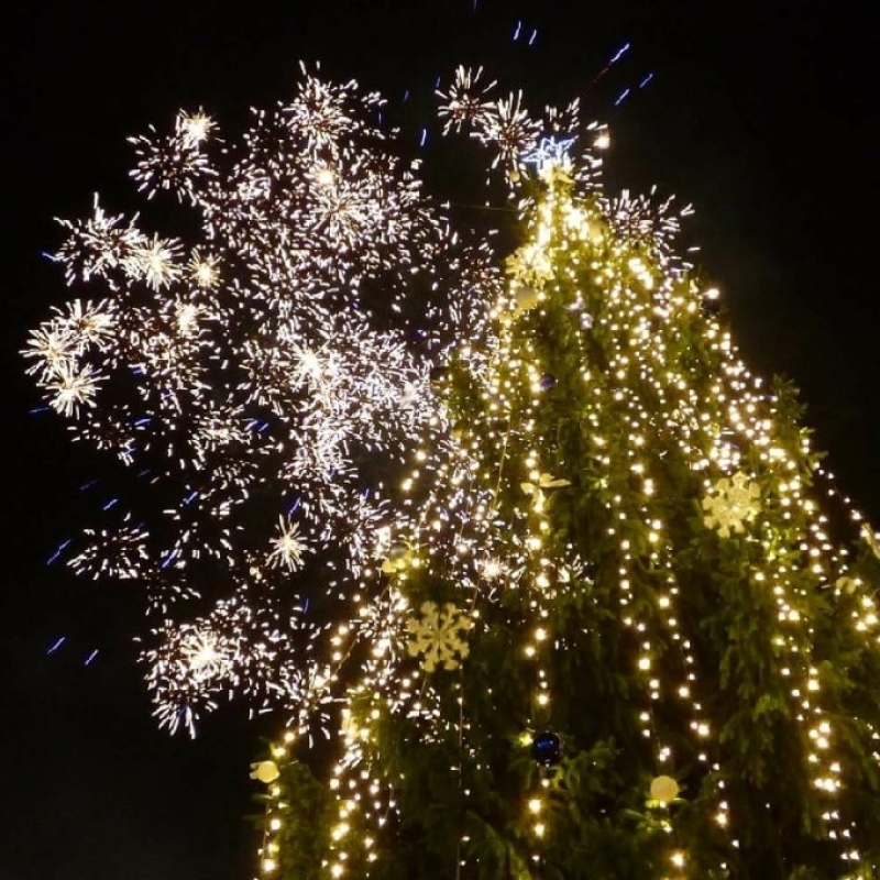 Със запалване на коледните светлини на елхата в Годеч започна празничната програма на общината