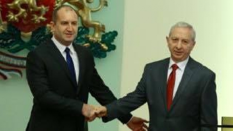 България вече се управлява от служебно правителство. Предсрочните парламентарни избори са на 26-ти  март