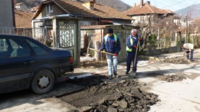 Ремонтират аварийно улици в Своге