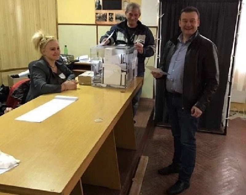 Кметът на община Сливница, Васко Стоилков даде своя вот за народни представители в 44-то Народно събрание в днешните парламентарни избори