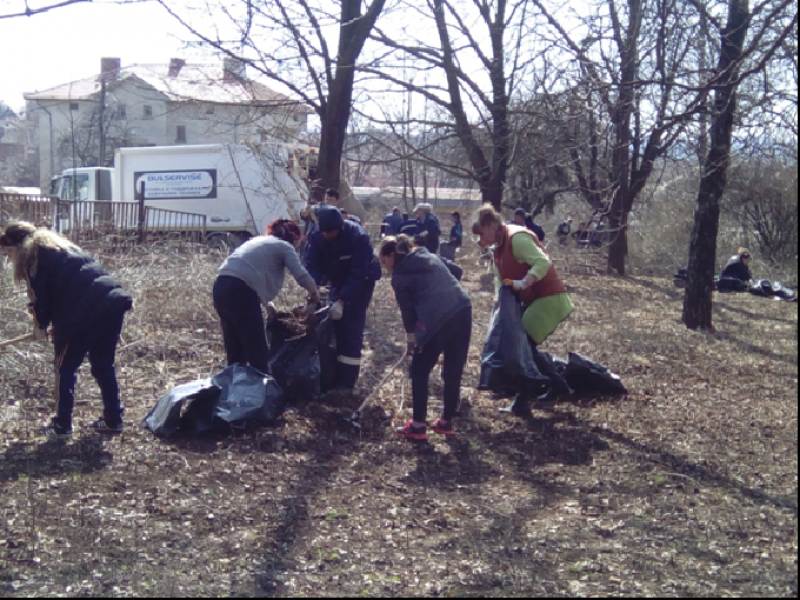 Пролетното почистване на парка към болницата в град Годеч ще продължи този уикенд